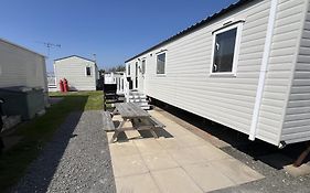 3 Bedroom Modern Caravan Sleeps Up To 8